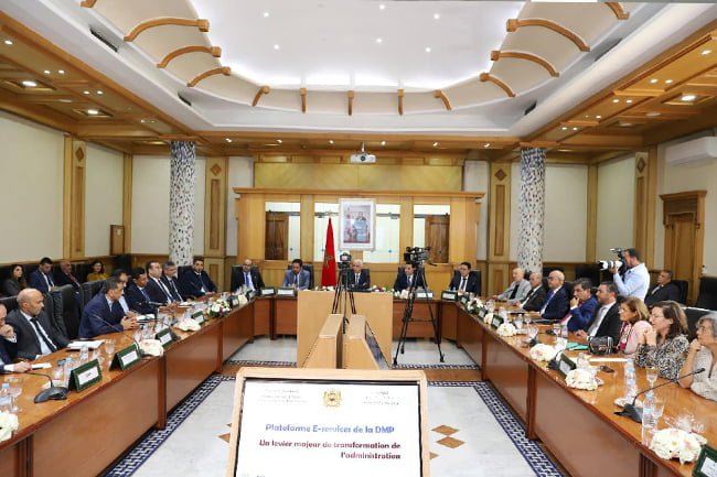 Le Ministre de la Santé et de la Protection Sociale, Pr. Khalid Ait Taleb a présidé le 23 novembre 2023 à Rabat, une rencontre au cours de laquelle le projet digital e-SERVICES a été officiellement lancé pour la digitalisation de toutes les procédures liées à l’enregistrement des médicaments et des produits de santé au Maroc.  En application des Instructions Royales de Sa Majesté le Roi Mohammed VI, que Dieu L’assiste, visant le lancement d’une réforme radicale et profonde du système de santé national et de son réhabilitation et à accompagner la généralisation de la couverture sanitaire universelle et de la protection sociale, notamment en ce qui concerne la digitalisation du système de santé national, ce projet digital essentiel s’inscrit dans le cadre de l’engagement du Ministère de la Santé et de la Protection Sociale à accélérer la mise en œuvre des réformes administratives et à simplifier les procédures.  Ce projet vise à améliorer les interactions entre les administrations, les bénéficiaires et les investisseurs. Il accompagne également les chantiers stratégiques du secteur de la santé au Maroc, en particulier ceux concernant la refonte du système national de santé, où la digitalisation est l’un des piliers clé.  Il est à noter que cette rencontre importante a accueilli de divers acteurs de l’industrie pharmaceutique et des produits de santé au Maroc. Ils ont été informés aux fondements de ce projet digital, axé sur la transparence, la confidentialité des données, la modernisation et la promotion de l’investissement. Une présentation détaillée a été donnée sur les démarches relatives au dépôt des dossiers d’enregistrement des médicaments et des produits de santé, ainsi que sur les méthodes de communication bilatérale entre l’administration et les fabricants pharmaceutiques, dans le strict respect des lois et des procédures en vigueur.       Organigramme Réglementation et Affaires Professionnelles Publications Ressources humaines Carte Sanitaire  ​​​​​   Portrait​​  Ministre de la Santé et de la Protection Sociale  Pr. Khalid AIT TALEB​      Biographie​ Discours/Activités ​Galerie Photos ​   Annonces 29/11/2023 – Réponse aux demandes d’éclaircissement : TDR Assis ..       Lire la suite  27/11/2023 – Appel à candidature du cours e-learning  » Recomman ..  Lire la suite  21/11/2023 – Appel à candidature : Assistance technique pour ..        Lire la suite  15/11/2023 – Avis sur la Première Edition du Digi-Hackathon de ..          Lire la suite  03/11/2023 – Appel à candidature : Elaboration d’un module did ..         Lire la suite  30/10/2023 – Appel à candidature : Elaboration d’un document de ..  Lire la suite  17/10/2023 – Appel à candidature : Evaluation de l’expérience d ..       Lire la suite  13/10/2023 – Appel à candidature du cours à distance sur « L’int ..  L’intégration de l’approche genre et droits humains dans la planification et la mise en œuvre des interventions en Santé Sexuelle et Reproductive (SSR ..  Lire la suite  02/10/2023 – Appel à candidature : Elaboration d’un module e-le ..        Lire la suite  02/10/2023 – Appel à candidature : Elaboration du protocole d’e ..      Lire la suite  25/09/2023 – Appel à candidature : Renforcement des compétences ..        Lire la suite  22/09/2023 – Résultats de l’appel à consultation ; Projet MAROC ..  ​ ​  Lire la suite  13/09/2023 – Avis aux candidats(es) admis(es) au cycle de Spéci ..        Lire la suite  03/08/2023 – Appel à candidature pour la sélection des candidat ..  Lire la suite  02/08/2023 – Relance de l’appel à consultation pour le recrutem ..  Lire la suite  21/07/2023 – Appel à candidature : Elaboration d’un document ca ..  Appel à candidature : Elaboration d’un document cadre sur les orientations stratégiques pour lutter contre la tuberculose bovine  Lire la suite  17/07/2023 – Résultats du concours d’admission au cycle de spéc ..         Lire la suite  14/07/2023 – Appel à consultation pour le recrutement des consu ..        Lire la suite  11/07/2023 – Appel à candidature pour le recrutement d’un consu ..        Lire la suite  11/07/2023 – Appel d’offres pour une assistance technique natio ..        Lire la suite  16/06/2023 – Listes des candidats (es)admis(es) à passer l’épre ..        Lire la suite  02/06/2023 – Appel à candidature : Conduite d’un audit du systè ..        Lire la suite  31/05/2023 – Résultats de la sélection des candidats éligibles ..          Lire la suite  26/05/2023 – Formation à distance de la 3éme cohorte sur le Dis ..         Lire la suite  18/05/2023 – Appel à candidature : Elaboration d’un document na ..  Appel à candidature : Elaboration d’un document national sur l’approche multisectorielle pour la lutte antituberculeuse conformément aux disp ..  Lire la suite  18/05/2023 – Appel à candidature : Normalisation de l’offre de ..  Appel à candidature : Normalisation de l’offre de soin pour me dépistage, le diagnostic et la prise en charge du patient tuberculeux au Maroc ..  Lire la suite  28/04/2023 – AVIS AUX CANDIDATS INTERNATIONAUX: Concours d’admi ..  Lire la suite  28/03/2023 – Appel à consultation : Réalisation d’une étude sur ..          Lire la suite  28/03/2023 – Appel à consultation : Actualisation de la procédu ..         Lire la suite  27/03/2023 – Avis de concours d’admission au Cycle de Spécial ..          Lire la suite  08/03/2023 – Appel à candidature : Elaboration de la revue du p ..         Lire la suite  07/03/2023 – Formation à distance de la 1ère cohorte sur la pri ..         Lire la suite  09/01/2023 – Appel à candidature pour le recrutement d’un consu ..  ​     Lire la suite  12/12/2022 – Formation de la 3ème cohorte en Épidémiologie de T ..          Lire la suite  05/12/2022 – Appel à candidature : Cours E-learning sur le Trou ..        Lire la suite  24/11/2022 – Appel à candidature : Elaboration d’un guide natio ..              Lire la suite  11/11/2022 – Appel à candidature : Actualisation, digitalisatio ..          Lire la suite  02/11/2022 – Appel à candidature : Evaluation du plan stratégiq ..         Lire la suite  28/10/2022 – Appel à candidature : Elaboration d’une revue du p ..        Lire la suite  25/10/2022 – Appel à candidature des formations à distance sur ..         Lire la suite  24/10/2022 – Appel à communication : 1er colloque national su ..          Lire la suite  17/10/2022 – Appel à candidature : Elaboration d’une revue exte ..       Lire la suite  20/09/2022 – Formation de la 2ème Cohorte du cours à distance s ..          Lire la suite  16/09/2022 – Appel à candidature : Acquisition d’une plateforme ..         Lire la suite  12/09/2022 – Appel à candidature : Elaboration du guide nationa ..      Lire la suite  08/09/2022 – Appel à candidature : Elaboration d’un document na ..         Lire la suite  08/09/2022 – Appel à candidature : Normalisation de l’offre de ..         Lire la suite  01/08/2022 – Appel à candidature : Assistance technique pour l’ ..  Le Ministère de la Santé et de la Protection Sociale, plus précisément la Direction de l’Épidémiologie et de Lutte contre les Maladies (DELM)) avec l’ ..  Lire la suite  01/08/2022 – Appel à candidature : Assistance technique pour ac ..  Le Ministère de la Santé et de la Protection Sociale, plus précisément la Direction de l’Épidémiologie et de Lutte contre les Maladies (DELM)) avec l’ ..  Lire la suite  15/07/2022 – Appel à candidature : Etude de prévalence des germ ..  Lire la suite  08/07/2022 – Appel à candidature : Elaboration d’un projet de p ..         Lire la suite  05/07/2022 – Appel à candidature : Evaluation nationale des res ..       Lire la suite  05/07/2022 – Formation de la 2ème cohorte du cours à distance s ..         Lire la suite  03/06/2022 – Appel à candidature : Evaluation de la qualité des ..      Lire la suite  02/06/2022 – Formation de la 2e cohorte en Epidémiologie de Ter ..       Lire la suite  01/06/2022 – Appel à candidature : Intégration du voletAppel à ..      Lire la suite  01/06/2022 – Appel à candidature : Développement des lignes dir ..      Lire la suite  29/04/2022 – Appel à candidature : Elaboration d’un plan de sur ..         Lire la suite  26/04/2022 – Appel à Candidature: Projet de Mise à jour et Renf ..  ​​      Lire la suite  25/04/2022 – Appel à candidature : Elaboration d’une stratégie ..      Lire la suite  22/04/2022 – APPEL A CANDIDATURE : Projet de renforcement de l ..             Lire la suite  20/04/2022 – Appel à candidature : Elaboration d’un module inté ..       Lire la suite  28/03/2022 – Appel à consultation: Initiative pour la création ..        Lire la suite  21/03/2022 – Appel à candidature : Mise en œuvre d’une expérien ..     Lire la suite  21/03/2022 – Appel à candidature : Elaboration d’une étude expl ..     Lire la suite  21/03/2022 – Appel à candidature : Opérationnalisation des prot ..       Lire la suite  26/01/2022 – listes définitives et les listes d’attente des can ..          Lire la suite  20/01/2022 – Appel à candidature pour le recrutement d’un consu ..      Lire la suite  07/01/2022 – Résultats de l’épreuve écrite du concours d’admiss ..             Lire la suite  27/12/2021 – Liste des candidats présélectionnés pour passer l’ ..         Lire la suite  10/12/2021 – Appel à candidature : Elaboration d’un document de ..      Lire la suite  08/12/2021 – Prolongation du Concours d’admission au Cycle de S ..       Lire la suite  08/10/2021 – évaluation finale de l’expérience pilote sur l’acc ..       Lire la suite  05/10/2021 – Recrutement d’un consultant pour la Mise en place ..       Lire la suite  05/10/2021 – Assistance technique pour l’élaboration d’un modul ..         Lire la suite  05/10/2021 – Recrutement d’un consultant pour l’élaboration d’u ..      Lire la suite  05/10/2021 – Évaluation du système de ‘’code d’identification u ..        Lire la suite  13/09/2021 – appel à candidature pour la sélection de candidat ..  Lire la suite  10/09/2021 – Appel à candidature : Evaluation rapide de la situ ..      Lire la suite  02/08/2021 – Appel à candidature : Réalisation d’une enquête su ..  Lire la suite  09/06/2021 – Appel à consultation : Développement d’actions en ..  ​   ​  Lire la suite  12/05/2021 – Appel à candidature : Elaboration d’un document ca ..      Lire la suite  11/05/2021 – Appel à Consultation : Recrutement d’un(e) consult ..       Lire la suite  11/05/2021 – Appel à Consultation : Elaboration du guide d’orie ..      Lire la suite  05/05/2021 – Appel à candidature : Avis d’appel d’offres pour u ..  .  Lire la suite  30/04/2021 – Réponse à la demande d’éclaircissement relative ..     Lire la suite  20/04/2021 – Appel à Consultation : Elaboration d’une Cartograp ..  Dans le cadre de son partenariat avec l’Agence Espagnole de Coopération Internationale au Développement (AECID), l’Ecole Nationale de Santé Publique ( ..  Lire la suite  20/04/2021 – Appel à Consultation : Initiative pour la création ..  Dans le cadre de son partenariat avec l’Organisation internationale pour les migrations (OIM), l’Ecole Nationale de Santé Publique (ENSP) lance un app ..  Lire la suite  25/03/2021 – Appel à candidature : Elaboration d’un document de ..    ​  Lire la suite  25/03/2021 – Appel à candidature : Elaboration d’une revue du s ..       Lire la suite  25/03/2021 – Appel à candidature : Elaboration d’un document de ..      Lire la suite  10/03/2021 – Appel à candidature : Elaboration du guide du prog ..      Lire la suite  10/03/2021 – Appel à candidature : Elaboration d’une stratégie ..      Lire la suite  10/03/2021 – Appel à candidature : Accompagnement du programme ..      Lire la suite  10/03/2021 – Appel à candidature : Développement d’un programme ..       Lire la suite  23/02/2021 – Appel à candidature : Etude sur la stigmatisation ..        Lire la suite  15/02/2021 – Appel à consultation : Installation d’une platefor ..         Lire la suite  01/02/2021 – Appel à Consultation : Elaboration d’une Cartogra ..      Lire la suite  01/02/2021 – Appel à Consultation : Initiative pour la création ..      Lire la suite  18/12/2020 – Appel à consultation : organisation et le fonction ..   ​  Lire la suite  03/12/2020 – Appel à candidature : Elaboration d’une applicatio ..        Lire la suite  13/11/2020 – Appel à candidature : Identification de la filière ..     Lire la suite  05/11/2020 – Appel à candidature : Consultation sur la gestion ..  Dans le cadre de la prévention et du contrôle de l’infection ainsi que le renforcement de la sécurité sanitaire dans le contexte de la pandémie Covid- ..  Lire la suite  05/11/2020 – Appel à candidature : Consultation sur La gouverna ..  ​Dans le cadre de la prévention et du contrôle de l’infection ainsi que le renforcement de la sécurité sanitaire dans le contexte de la pandémie Covid ..  Lire la suite  04/11/2020 – Appel à candidature: Analyse secondaire des donnée ..  ​          Lire la suite  12/10/2020 – Prolongation de l’Appel à Consultation : élaborati ..     Lire la suite  29/09/2020 – Appel à candidature  Analyse secondaire des données de l’Enquête Nationale sur la Population et la Santé Familiale- 2018 – Composantes de la santé de l’enfant-  Lire la suite  24/09/2020 – Appel à candidature : Consultation pour l’élaborat ..  Dans le cadre de la mise en œuvre du plan d’accélération de la mise à niveau des urgences pour la période 2019-2021  Lire la suite  24/09/2020 – Appel à candidature : Consultation pour l’élaborat ..  Dans le cadre de la mise en œuvre du plan d’accélération de la mise à niveau des urgences pour la période 2019-2021  Lire la suite  09/09/2020 – Appel à candidature : Consultation nationale pour ..  Dans le cadre de la mise en œuvre de la Stratégie Nationale de Santé Scolaire et Universitaire et de Promotion de la Santé du Jeunes et du Programme d ..  Lire la suite  13/08/2020 – Appel à consultation : Elaboration d’une Cartograp ..  .  Lire la suite  13/08/2020 – Appel à consultation : Initiative pour la création ..  .  Lire la suite  13/08/2020 – Appel à candidature: Sélection des candidats pou ..  .  Lire la suite  08/08/2020 – Appel à candidature: sélection de candidats pour u ..  .  Lire la suite  21/07/2020 – Appel à candidature : Assistance technique pour l’ ..  .  Lire la suite  10/07/2020 – Prolongation d’un Appel à candidature : Conception ..  .  Lire la suite  16/06/2020 – Appel à candidature : Elaboration d’un plan d’acti ..  Elaboration d’un plan d’action national stratégique multisectoriel de santé de l’enfant pour la période 2021-2025  Lire la suite  15/06/2020 – Appel à candidature : Réalisation d’une étude de l ..  Réalisation d’une étude de l’impact des actions de communication des risques et engagement communautaire et de l’éducation pour la santé relative à l ..  Lire la suite  14/03/2020 – تأجيل جميع الإختبارات الشفوية و مباريات التوظيف  .  Lire la suite  01/03/2020 – Appel à candidature : Conception d’une filière de ..  .  Lire la suite  10/12/2019 – Relance de l’Appel à candidature : Elaboration du ..  .  Lire la suite  22/11/2019 – Concours d’Admission au Cycle de Spécialisation en ..  .  Lire la suite  08/11/2019 – Relance de l’Appel à consultation : Enquête Nation ..  Lire la suite  08/11/2019 – Relance de l’Appel à consultation : Elaboration d’ ..  Lire la suite     Communiqués 21/11/2023 – Opération « RIAYA 2023-2024» Pour des services de ..  Opération «  RIAYA 2023-2024» Pour des services de santé de proximité en faveur des populations des  zones susceptibles d’être touchées par ..  Lire la suite  14/11/2023 – Célébration de la Journée Mondiale du Diabète  Célébration de la Journée Mondiale du Diabète  Lire la suite  01/11/2023 – Le Ministère de la Santé et de la Protection Socia ..  Le Ministère de la Santé et de la Protection Sociale lance une campagne nationale de prévention et de lutte contre la tuberculose au Maroc  Lire la suite  25/10/2023 – Signature d’une convention cadre de partenariat re ..  Signature d’une convention cadre de partenariat relative à la mutualisation des ressources humaines et matérielles   Lire la suite  15/06/2023 – Le Ministère de la Santé et de la Protection Socia ..  Le Ministère de la Santé et de la Protection Sociale accueille la 3ème consultation mondiale sur la santé des réfugiés et migrants  Lire la suite  05/06/2023 – Le Ministère de la Santé et de la Protection Socia ..  Le Ministère de la Santé et de la Protection Sociale en partenariat avec l’Initiative Nationale pour le Développement Humain lance la Campagne Nationa ..  Lire la suite  02/06/2023 – Signature d’une convention de partenariat et de co ..  Signature d’une convention de partenariat et de coopération entre la Fondation Hassan II pour la Promotion des Œuvres Sociales au profit des travaille ..  Lire la suite  24/03/2023 – Le Ministère de la Santé et de la Protection Socia ..  Le Ministère de la Santé et de la Protection Sociale célèbre la Journée mondiale de lutte contre la tuberculose à travers l’organisation d’une rencont ..  Lire la suite  01/02/2023 – L’Institut national d’hygiène maintient la certifi ..  L’Institut national d’hygiène maintient la certification ISO pour son système de management de la qualité    Lire la suite  05/01/2023 – Le Ministre de la Santé et de la Protection Social ..  Le Ministre de la Santé et de la Protection Sociale lance les services du Centre de Santé Bin El Ouidane à Casablanca Anfa   Lire la suite  20/12/2022 – Le Ministère de la Santé et de la Protection Socia ..  Le Ministère de la Santé et de la Protection Sociale lance officiellement les Plans Régionaux Spécifiques de la Formation Continue au titre de l’année ..  Lire la suite  07/12/2022 – Le Ministère de la Santé et de la Protection Socia ..  Le Ministère de la Santé et de la Protection Sociale lance la campagne nationale de prévention des complications dues aux maladies chroniques  ..  Lire la suite  01/12/2022 – Le Ministère de la Santé et de la Protection Socia ..  Le Ministère de la Santé et de la Protection Sociale célèbre la journée mondiale de lutte contre le SIDA  Lire la suite  29/11/2022 – Signature d’une convention de partenariat qui déte ..  Signature d’une convention de partenariat qui déterminera le Plan d’Action Conjoint 2022-2026 entre le Ministère de la Santé et de la Protection Socia ..  Lire la suite  23/11/2022 – Le Ministère de la Santé et de la Protection Socia ..  Le Ministère de la Santé et de la Protection Sociale donne le coup d’envoi de la Deuxième Semaine Nationale de la Santé Scolaire et Universitaire &# ..  Lire la suite  22/11/2022 – Réunions consultatives avec les représentants des ..  Réunions consultatives avec les représentants des institutions de l’industrie pharmaceutique   Lire la suite  01/11/2022 – Le Ministère de la Santé et de la Protection Socia ..  Le Ministère de la Santé et de la Protection Sociale dément la véracité des documents circulant autour de la refonte du système de santé et met en gar ..  Lire la suite  25/10/2022 – Le Ministère de la Santé et de la Protection Socia ..  Le Ministère de la Santé et de la Protection Sociale dément l’information faisant état d’une rupture du stock d’insuline au niveau des centres de sant ..  Lire la suite  13/09/2022 – Le Ministère de la Santé et de la Protection Socia ..  Le Ministère de la Santé et de la Protection Sociale se mobilise pour la constitution et la sécurisation du stock stratégique national des médicaments ..  Lire la suite  09/09/2022 – Signature d’une convention cadre de partenariat en ..  Signature d’une convention cadre de partenariat entre le Ministère de la Santé et de la Protection Sociale et l’Organisation « Touche pas à mon enfant ..  Lire la suite  25/08/2022 – Le Ministère de la Santé et de la Protection Socia ..  Le Ministère de la Santé et de la Protection Sociale annonce l’enregistrement d’un cas confirmé du virus de la variole de singe (mankeybox) au Maroc  Lire la suite  27/07/2022 – Le Ministère de la Santé et de la Protection Socia ..  Le Ministère de la Santé et de la Protection Sociale célèbre la Journée Mondiale contre l’Hépatite Virale et lance la première campagne nationale de d ..  Lire la suite  23/07/2022 – La mise en œuvre du chantier Royal relatif à la ré ..  La mise en œuvre du chantier Royal relatif à la réforme du système de santé national regroupe le Ministère de la Santé et de la Protection Sociale ave ..  Lire la suite  06/07/2022 – Le Ministre de la Santé et de la Protection Social ..  Le Ministre de la Santé et de la Protection Sociale lance les Services  de la Clinique de jour de Martil  Lire la suite  02/07/2022 – Le Ministère de la Santé et de la Protection Socia ..  Le Ministère de la Santé et de la Protection Sociale recommande une dose de rappel du vaccin contre le Covid-19 pour les personnes âgées et les person ..  Lire la suite  30/06/2022 – La signature d’un mémorandum d’entente entre le Mi ..  La signature d’un mémorandum d’entente entre le Ministère de la Santé et de la Protection Sociale et la Société I.M.S OVADIA GROUP LDT  Lire la suite  28/06/2022 – Le Ministère de la Santé et de la Protection Socia ..  Le Ministère de la Santé et de la Protection Sociale étudie l’accès aux médicaments en vue d’accompagner la mise en œuvre du chantier royal de la géné ..  Lire la suite  20/06/2022 – La signature d’un mémorandum d’entente relatif aux ..  La signature d’un mémorandum d’entente relatif aux domaines de lutte contre le cancer et les maladies zoonotiques entre le Ministère de la Santé et de ..  Lire la suite  17/06/2022 – Le Ministre de la Santé et de la Protection Social ..  Le Ministre de la Santé et de la Protection Sociale rend visite au Centre de Santé Urbain Bouizakrane au niveau de la Province de Guelmim et lance les ..  Lire la suite  17/06/2022 – Le Ministre de la Santé et de la Protection Social ..  Le Ministre de la Santé et de la Protection Sociale lance une caravane médicale pluridisciplinaire au niveau de la Province de Guelmim  Lire la suite  13/06/2022 – Le Ministre de la Santé et de la Protection Social ..  Le Ministre de la Santé et de la Protection Sociale lance les services du centre de santé rural de deuxième niveau à Sidi Bettach à la Province de Ben ..  Lire la suite  02/06/2022 – Le Ministère de la Santé et de la Protection Socia ..  Le Ministère de la Santé et de la Protection Sociale annonce la détection d’un cas importé de la variole de singe (monkeypox) au Maroc  Lire la suite  31/05/2022 – Le Ministère de la Santé et de la Protection socia ..  Le Ministère de la Santé et de la Protection sociale célèbre la Journée Mondiale Sans Tabac le 31 Mai 2022 Et lance la campagne nationale de sensibil ..  Lire la suite  27/05/2022 – Le Ministre de la Santé et de la Protection Social ..  Le Ministre de la Santé et de la Protection Sociale lance les services du centre de santé urbain Oulad Hmaid à Ksar El Kebir  Lire la suite  27/05/2022 – Le Ministre de la Santé et de la Protection Social ..  Le Ministre de la Santé et de la Protection Sociale visite le chantier de construction du Centre Hospitalier Provincial d’Ouezzane  Lire la suite  25/05/2022 – Le Ministère de la Santé et de la Protection Socia ..  Le Ministère de la Santé et de la Protection Sociale déclare que les résultats des tests biologiques des trois cas suspects d’infection par la variole ..  Lire la suite  23/05/2022 – Signature de l’Arrangement Administratif relatif à ..  Signature de l’Arrangement Administratif relatif à l’application de la Convention de sécurité sociale entre  le Royaume du Maroc et le Royaume de ..  Lire la suite  20/05/2022 – Le Ministre de la Santé et de la Protection Social ..  Le Ministre de la Santé et de la Protection Sociale visite le centre de référence de diagnostic précoce des cancers du sein et du col de l’utérus au q ..  Lire la suite  20/05/2022 – Le Ministre de la Santé et de la Protection Social ..  Le Ministre de la Santé et de la Protection Sociale visite le service de santé rural Aït Oukabli en province d’Azilal et lance les la consultation méd ..  Lire la suite  18/05/2022 – Monsieur le Ministre de la Santé et de la Protecti ..  Monsieur le Ministre de la Santé et de la Protection Sociale, lance l’ouverture de  deux centres de santé urbains de premier niveau et rend visit ..  Lire la suite  18/05/2022 – Actualisation du protocole sanitaire national pour ..  Actualisation du protocole sanitaire national pour les voyages internationaux  Lire la suite  17/05/2022 – Le Ministère De La Santé Et De La Protection Socia ..  Le Ministère De La Santé Et De La Protection Sociale célèbre la Journée Mondiale de l’Hypertension Artérielle   Lire la suite  16/05/2022 – Le Ministère de la Santé et de la Protection Socia ..  Le Ministère de la Santé et de la Protection Sociale lance la campagne nationale de promotion de l’allaitement maternel  Lire la suite  12/05/2022 – Le Ministère de la Santé et de la Protection Socia ..  Le Ministère de la Santé et de la Protection Sociale célèbre la journée internationale des infirmières et organise les premières assises nationales de ..  Lire la suite  09/05/2022 – Célébration de la Semaine Nationale de Santé Scola ..  « Tous pour renforcer la santé scolaire » Du 09 au 14 mai 2022  Lire la suite  25/04/2022 – Semaine Nationale de Vaccination du 25 au 30 avril ..  Semaine Nationale de Vaccination du 25 au 30 avril 2022 « La vaccination, un espoir pour la vie »  Lire la suite  25/04/2022 – Journée mondiale du Paludisme sous le thème : « I ..  Journée mondiale du Paludisme sous le thème : « Innover pour sauver des vies et réduire la charge de morbidité du paludisme »  Lire la suite  21/04/2022 – Une certification ISO pour le système de managemen ..  Une certification ISO pour le système de management de qualité de l’Institut National d’Hygiène, pour la sixième année consécutive  Lire la suite  07/04/2022 – Journée Mondiale de la Santé 2022 « Notre Planète, ..  Journée Mondiale de la Santé 2022 « Notre Planète, Notre Santé »  Lire la suite  05/04/2022 – Les deux centres régionaux de transfusion sanguine ..  Les deux centres régionaux de transfusion sanguine de Tétouan et de Fès obtiennent le certificat ISO9001 pour le système de management de la qualité  Lire la suite  24/03/2022 – Célébration de la Journée mondiale de lutte contre ..  Célébration de la Journée mondiale de lutte contre la tuberculose et lancement de la 6ème campagne nationale de dépistage de la tuberculose  Lire la suite  03/03/2022 – Lancement des services du Centre Hospitalier Provi ..  Lancement des services du Centre Hospitalier Provincial Lalla Aicha à Témara  Lire la suite  28/02/2022 – Ministère de la Santé et de la Protection Sociale ..  Ministère de la Santé et de la Protection Sociale lance une campagne nationale de sensibilisation sur le Rhumatisme Articulaire Aigue (RAA)  Lire la suite  25/02/2022 – Lancement de service de l’hôpital de proximité de ..  Lancement de service de l’hôpital de proximité de Jorf El Melha, en province de Sidi Kacem  Lire la suite  25/02/2022 – Lancement des services de la maison d’accouchement ..  Lancement des services de la maison d’accouchement du centre de santé urbain de deuxième niveau à Ain Dfali, en province de Sidi Kacem  Lire la suite  22/02/2022 – Lancement de service de psychiatrie au Centre Hosp ..  Lancement de service de psychiatrie au Centre Hospitalier Provincial de Casablanca, à Hay Mohammadi de Casablanca  Lire la suite  21/02/2022 – Inauguration du centre de santé rural Oulad Assal, ..  Inauguration du centre de santé rural Oulad Assal, à la commune Mnasra , en province de Kenitra  Lire la suite  01/12/2021 – la journée mondiale de lutte contre le SIDA 2021, ..   Célébration de la journée mondiale de lutte contre le SIDA 2021, et lancement de la campagne nationale de sensibilisation et de dépistage des in ..  Lire la suite  25/11/2021 – Le Ministère de la Santé et de la Protection Socia ..  Le Ministère de la Santé et de la Protection Sociale lance la campagne nationale de la vaccination contre la grippe saisonnière  Lire la suite  20/11/2021 – Le Ministère de la Santé et de la Protection Socia ..  Le Ministère de la Santé et de la Protection Sociale célèbre la semaine mondiale pour un bon usage des antimicrobiens  Lire la suite  14/11/2021 – CELEBRATION DE LA JOURNEE MONDIALE DU DIABETE  CELEBRATION DE LA JOURNEE MONDIALE DU DIABETE  Lire la suite  10/11/2021 – Le Ministère de la Santé et de la Protection Socia ..  Le Ministère de la Santé et de la Protection Sociale lance la campagne nationale sur la promotion du petit déjeuner chez les enfants et les adolescent ..  Lire la suite  06/11/2021 – Lancement d’une série de formations sur le diagnos ..  Lancement d’une série de formations sur le diagnostic biologique de la COVID-19 au profit des laboratoires privés de biologie médicale  Lire la suite  05/11/2021 – Célébration du 20ème anniversaire de la création d ..  Célébration du 20ème anniversaire de la création du Fonds mondial de lutte contre le sida, la tuberculose et le paludisme  Lire la suite  25/10/2021 – Le Ministère de la Santé et de la Protection Socia ..  Le Ministère de la Santé et de la Protection Sociale lance la campagne nationale de sensibilisation sur le dépistage des cancers du sein et du col de ..  Lire la suite  19/10/2021 – L’Institut National d’Hygiène transfère son expéri ..  L’Institut National d’Hygiène transfère son expérience scientifique dans la lutte contre la Covid19 aux pays africains   Lire la suite  31/08/2021 – Le Ministère de la Santé met en place de nouvelles ..  Le Ministère de la Santé met en place de nouvelles mesures pour assurer la fiabilité des tests de la COVID-19  Lire la suite  26/08/2021 – Le Ministère de la Santé et la CNDP signent une co ..  Le Ministère de la Santé et la CNDP signent une convention d’adhésion au programme DATA-TIKA  Lire la suite  17/08/2021 – Le Ministre de la Santé, Pr Khalid Ait Taleb, a re ..  Le Ministre de la Santé, Pr Khalid Ait Taleb, a reçu une délégation officielle présidée par le Dr John Nkengasong, Directeur Général du Centre Africai ..  Lire la suite  14/08/2021 – Le Ministère de la Santé dément d’hospitalisation ..  Le Ministère de la Santé dément d’hospitalisation systématique des enfants de moins de 15 ans contaminés  Lire la suite  28/07/2021 – 10ème Journée Mondiale contre l’Hépatite Virale  10ème Journée Mondiale contre l’Hépatite Virale  Lire la suite  19/07/2021 – Conventions de partenariat dans le domaine de la f ..  Conventions de partenariat dans le domaine de la formation entre le Ministère de la Santé et l’Université Internationale Abulcasis des Sciences de la ..  Lire la suite  24/06/2021 – les journées de sensibilisation autour de la nutri ..  les journées de sensibilisation autour de la nutrition maternelle et infantile  Lire la suite  22/06/2021 – Lancement d’un cadre de partenariat entre l’Instit ..  Lancement d’un cadre de partenariat entre l’Institut National d’Hygiène et l’Université Mohamed VI Polytechnique de Benguerir  Lire la suite  31/05/2021 – Le Ministère de la Santé célébre la Journée Mondia ..  Le Ministère de la Santé célébre la Journée Mondiale Sans Tabac Et lance la campagne nationale de sensibilisation sur les méfaits du tabagisme  Lire la suite  10/05/2021 – Le Ministère de la Santé annonce l’élargissement d ..  Le Ministère de la Santé annonce l’élargissement du groupe cible de la vaccination contre la Covid-19 pour inclure les citoyens entre 50 et 55 ans  Lire la suite  05/04/2021 – Actualités de la veille génomique au Maroc, le c ..  Actualités de la veille génomique au Maroc,           le consortium national rapporte   Lire la suite  17/03/2021 – Le Ministère de la Santé invite les citoyens qu ..     Le Ministère de la Santé invite les citoyens qui n’ont pas pu se faire vacciner comme prévu, d’attendre la reprogrammation d’un autre ren ..  Lire la suite  05/03/2021 – Une 5ème certification ISO pour le système de mana ..  Une 5ème certification ISO pour le système de management de qualité de l’Institut National d’HygièneUne 5ème certification ISO pour le système de mana ..  Lire la suite  20/02/2021 – Le ministère de la santé appelle les citoyens à re ..  Le ministère de la santé appelle les citoyens à redoubler de vigilance face à l’apparition de nouveaux variants  Lire la suite  05/01/2021 – Intégration de 165 nouveaux médicaments dans le gu ..     Lire la suite  04/12/2020 – Le Ministère de la Santé alloue un appui logistiqu ..     Lire la suite  01/12/2020 – Le Ministère de la Santé et ses partenaires garant ..  Le Ministère de la Santé et ses partenaires garantissent l’accès aux soins aux personnes vivant avec le VIH durant la pandémie de Covid-19  Lire la suite  25/11/2020 – suivi et contrôle des dépassements tarifaires appl ..  suivi et contrôle des dépassements tarifaires appliqués par certaines cliniques pour la prise en charge des patients de la Covid-19  Lire la suite  02/11/2020 – la campagne nationale de prévention contre le viru ..  la campagne nationale de prévention contre le virus grippal saisonnier  Lire la suite  09/10/2020 – La Direction Régionale de la Santé de la région de ..  La Direction Régionale de la Santé de la région de Draa Tafilalet dément les informations sur la réapparition de la leishmaniose à Errachidia  Lire la suite  25/06/2020 – Outil d’accompagnement pour l’assouplissement du c ..  Outil d’accompagnement pour l’assouplissement du confinement, ‘wiqaytna’ dépasse les 2 millions de téléchargements.  Lire la suite  06/06/2020 – ‘Wiqaytna’ franchit la barre de 1 million de télé ..  ‘Wiqaytna’ franchit la barre de 1 million de téléchargements  Lire la suite  01/06/2020 – Le Maroc célèbre la Journée mondiale sans tabac so ..  Importance de la lutte contre le tabagisme dans le contexte de l’épidémie de la COVID-19  Lire la suite  21/04/2020 – Lancement de l’initiative gratuite « Téléconseil mé ..  .  Lire la suite  16/04/2020 – Le Ministère de la Santé recommande la continuité ..  .  Lire la suite  08/04/2020 – La communauté internationale célèbre la journée mo ..  .  Lire la suite  17/03/2020 – Les examens biologiques pour la confirmation et le ..  .  Lire la suite  16/03/2020 – Le Maroc annonce l’enregistrement du premier décès ..  .  Lire la suite  16/03/2020 – Le Maroc annonce l’enregistrement de deux nouveaux ..  .  Lire la suite  16/03/2020 – Le Maroc annonce un sixième cas du nouveau coronav ..  .  Lire la suite  15/03/2020 – المغرب يعلن عن تسجيل 11 حالة إصابة جديدة بفيروس كو ..  المغرب يعلن عن تسجيل 11 حالة إصابة جديدة بفيروس كورونا المستجد  Lire la suite  14/03/2020 – المغرب يعلن عن تسجيل 9 حالات إصابة جديدة بفيروس كو ..  المغرب يعلن عن تسجيل 9 حالات إصابة جديدة بفيروس كورونا المستجد  Lire la suite  13/03/2020 – المغرب يعلن شفاء الحالة الأولى المصابة بفيروس كورو ..  المغرب يعلن شفاء الحالة الأولى المصابة بفيروس كورونا المستجد  Lire la suite  13/03/2020 – المغرب يعلن عن تسجيل ثامن حالة إصابة بفيروس كورونا ..  المغرب يعلن عن تسجيل ثامن حالة إصابة بفيروس كورونا المستجد  Lire la suite  11/03/2020 – Le Maroc enregistre un troisième cas du nouveau co ..  .  Lire la suite  06/03/2020 – Le Maroc enregistre un deuxième cas du nouveau cor ..  Le Maroc enregistre un deuxième cas du nouveau coronavirus  Lire la suite  03/03/2020 – Le Maroc annonce l’enregistrement du premier cas d ..  .  Lire la suite  25/02/2020 – Le Ministère de la Santé dément la rumeur relative ..  .  Lire la suite  22/02/2020 – Fin de la période de surveillance médicale pour le ..  .  Lire la suite  17/02/2020 – Le Ministère de la Santé prend en charge l’enfant ..  .  Lire la suite  02/02/2020 – Le Ministère de la Santé rassure l’opinion publiqu ..  Aucune mesure supplémentaire à prendre  Lire la suite  01/02/2020 – Le Maroc rapatrie ses ressortissants de la ville d ..  Le Maroc rapatrie ses ressortissants de la ville de Wuhan en Chine, épicentre de l’épidémie de la maladie due au nouveau coronavirus  Lire la suite  31/01/2020 – Suivi de la situation du coronavirus 2019-nCoV  Suivi de la situation du coronavirus 2019-nCoV  Lire la suite  26/01/2020 – Le Nouveau Coronavirus nCoV-2019 : le Maroc Instau ..  .  Lire la suite  26/01/2020 – virus Corona en République Populaire de Chine  .  Lire la suite  07/01/2020 – LANCEMENT DU PLAN D’ACTION NATIONAL 2020-2021 DE P ..  .  Lire la suite  26/12/2019 – La prise en charge des maladies cancéreuses pour l ..  .  Lire la suite  18/12/2019 – Le Ministère de la Santé organise le Forum nationa ..  .  Lire la suite  02/12/2019 – Le Ministère de la Santé affirme la disponibilité ..  .  Lire la suite  15/11/2019 – la Journée Mondiale du Diabète  14 NOVEMBRE 2019  Lire la suite  02/10/2019 – Opération nationale de dépistage et de prise en ch ..  « Une bonne santé pour une réussite scolaire »  Lire la suite  25/09/2019 – Le Ministère de la Santé crée le Centre National d ..  Le Ministère de la Santé crée le Centre National d’Opérations d’Urgence en Santé Publique  Lire la suite  25/09/2019 – La Direction du médicament et de la pharmacie du m ..  Le Ministère de la Santé/Direction des médicaments et de la pharmacie retire du marché les médicaments contenant le principe ac ..  Lire la suite  24/09/2019 – Décès d’une femme enceinte et de son fœtus à l’hôp ..  .  Lire la suite  24/09/2019 – Le Ministère de la Santé crée l’unité de coordinat ..  Le Ministère de la Santé crée l’unité de coordination nationale et le comité technique pour la surveillance de la résistance aux antimicrobiens  Lire la suite  02/08/2019 – Décès d’une femme enceinte dans une clinique privé ..  Le Ministre de la Santé donne ses instructions pour mener une enquête sur les circonstances du décès.  Lire la suite  22/07/2019 – Le Ministère de la Santé publie une circulaire pou ..  .  Lire la suite  24/06/2019 – Campagne de chirurgie gynécologique et obstétrique ..  .  Lire la suite  14/06/2019 – PREMIERE REUNION DES PARTENAIRES H6 POUR LE RENFOR ..  .  Lire la suite  12/06/2019 – Lancement de la nouvelle Stratégie Nationale de la ..  « Investir dans le développement des ressources humaines : pilier essentiel pour l’amélioration de la qualité des services de santé »  Lire la suite  06/06/2019 – Le Ministère de la Santé restreint les activités d ..  .  Lire la suite  15/05/2019 – Renforcement de la collaboration entre l’Institut ..  .  Lire la suite  02/05/2019 – Le Ministère de la Santé continue d’identifier le ..  .  Lire la suite  25/04/2019 – Célébration de la Journée Mondiale du Paludisme so ..  « Renforçons la vigilance pour la prévention de la réintroduction du paludisme au Maroc »  Lire la suite  25/04/2019 – Rencontre sur le Partenariat Public-Privé pour la ..  .  Lire la suite  22/04/2019 – La Semaine Nationale de Vaccination  « Pour une protection contre les maladies: Continuons la vaccination »  Lire la suite  18/03/2019 – Le Ministère de la Santé lance l’initiative «Zéro ..  .  Lire la suite  16/03/2019 – Cérémonie d’ouverture de deux ateliers internation ..  .  Lire la suite  16/02/2019 – Le Conseil Administratif de l’Institut Pasteur du ..  .  Lire la suite  15/02/2019 – Lancement de la Stratégie Nationale Multisectoriel ..  .  Lire la suite  14/02/2019 – Enquête nationale de séroprévalence des hépatites ..  .  Lire la suite  12/02/2019 – L’Ecole Nationale de Santé Publique intègre le rés ..  .  Lire la suite  11/02/2019 – La coopération en santé publique au menu d’un entr ..  .  Lire la suite  08/02/2019 – Opération nationale de dépistage et de prise en ch ..  « Une bonne santé pour une réussite scolaire pour 1.500.000 d’élèves »  Lire la suite  05/02/2019 – La grippe saisonnière actuelle au Maroc : aucune r ..  Communiqué de presse conjoint Ministère de la Santé – Organisation Mondiale de la Santé La grippe saisonnière actuelle au Maroc : aucune raison de s ..  Lire la suite  04/02/2019 – Le Ministère de la Santé réassure que les indicate ..  Le Ministère de la Santé réassure que les indicateurs épidémiologiques de la grippe saisonnière dans notre pays reste habituelle, en comparaison avec ..  Lire la suite  28/01/2019 – Enquête Nationale sur les Facteurs de Risques des ..  Enquête Nationale sur les Facteurs de Risques des Maladies Non Transmissibles via Téléphonie Mobile  Lire la suite  18/01/2019 – L’ENSP continue sa mission pour l’excellence et l’ ..  L’ENSP continue sa mission pour l’excellence et l’innovation  Lire la suite  28/12/2018 – Une 4ème certification ISO pour le système de mana ..  Une 4ème certification ISO pour le système de management de qualité de l’Institut National d’Hygiène  Lire la suite  26/12/2018 – Ministre de la Santé-Représentants des syndicats d ..  Ministre de la Santé-Représentants des syndicats des pharmaciens : Mise en œuvre des recommandations  Lire la suite  25/12/2018 – L’Institut National d’Hygiène rend hommage à ses r ..  L’Institut National d’Hygiène rend hommage à ses retraités  Lire la suite  20/12/2018 – Décès d’un nourrisson et détérioration de l’état d ..  Le ministère de la Santé ouvre en urgence une enquête  Lire la suite  14/11/2018 – LA JOURNEE MONDIALE DU DIABETE  le diabète concerne chaque famille  Lire la suite  13/11/2018 – Célébration de la Semaine Mondiale pour un bon usa ..  Célébration de la Semaine Mondiale pour un bon usage des Antibiotiques  Lire la suite  08/11/2018 – Sa Majesté le roi reçoit le Chef du gouvernement e ..  Sa Majesté le roi reçoit le Chef du gouvernement et le Ministre de la Santé  Lire la suite  01/11/2018 – Campagne nationale de dépistage du virus de l’immu ..  « Faites le test, la solution existe»  Lire la suite  24/10/2018 – Le ministère de la Santé dément les informations r ..  Le ministère de la Santé dément les informations relayées par des journaux au sujet des médicaments contre le rhume  Lire la suite  18/10/2018 – Résultats significatifs dans la mise en œuvre du P ..  Résultats significatifs dans la mise en œuvre du Projet d’appui à la Réforme des Soins de Santé Primaires, piloté par le ministère de la santé en part ..  Lire la suite  17/10/2018 – Campagne médicale de chirurgie de la cataracte au ..  Campagne médicale de chirurgie de la cataracte au nouvel hôpital provincial Moulay Abdellah de Salé  Lire la suite  12/10/2018 – Signature d’une nouvelle Convention Nationale ent ..  Signature d’une nouvelle Convention Nationale entre les Organismes Gestionnaires de l’AMO et le Centre National de Transfusion Sanguine et d’Hématolo ..  Lire la suite  10/10/2018 – L’Institut Pasteur du Maroc organise une rencontre ..  L’Institut Pasteur du Maroc organise une rencontre scientifique Internationale sur les agents infectieux et les cancers  Lire la suite  08/10/2018 – L’Institut National d’Hygiène lance la première fo ..  L’Institut National d’Hygiène lance la première formation diplômante en analyse cellulaire en Afrique : CytoMagh 2018  Lire la suite  05/10/2018 – Errachidia :Caravane médicale en chirurgie cardiov ..  Caravane médicale en chirurgie cardiovasculaire  Lire la suite  28/09/2018 – M. Doukkali souligne l’engagement du Maroc à mettr ..  M. Doukkali souligne l’engagement du Maroc à mettre en oeuvre les déclarations politiques des Nations Unies sur les maladies non transmissibles  Lire la suite  26/09/2018 – TROISIEME RENOUVELLEMENT DE LA PREQUALIFICATION DU ..  TROISIEME RENOUVELLEMENT DE LA PREQUALIFICATION DU LABORATOIRE NATIONAL DE CONTROLE DES MEDICAMENTS PAR L’ORGANISATION MONDIALE DE LA SANTE  Lire la suite  25/09/2018 – Le Secrétaire Général participe au forum internati ..  Le Secrétaire Général participe au forum international sur l’innovation et le développement des industries émergentes Shanghai- du 19 au 21 septembr ..  Lire la suite  25/09/2018 – 73è AGNU: Les maladies non-transmissibles et la sa ..  73è AGNU: Les maladies non-transmissibles et la santé mentale au menu des entretiens de M. Doukkali avec la Sous-Directrice générale de l’OMS  Lire la suite  27/08/2018 – Aucun cas de choléra n’a été enregistré au Maroc ..  Suite à l’apparition de cas de choléra dans certains pays de la région, le Ministère de la Santé assure qu’aucun cas n’a été enregistré au Maroc. Il e ..  Lire la suite  17/07/2018 – L’Institut National d’Hygiène devient membre du sy ..  L’Institut National d’Hygiène devient membre du système mondial de la surveillance et de lutte contre la grippe  Lire la suite  09/07/2018 – Le Ministère de la Santé rappelle des lots de cert ..  Le Ministère de la Santé rappelle des lots de certains médicaments à base de valsartan  Lire la suite  25/06/2018 – Campagne nationale de la santé maternelle et néona ..  « Prendre soin de la mère et du nouveau-né…Sauve des vies »  Lire la suite  21/06/2018 – Le Ministère de la Santé tient une réunion consult ..  Le Ministère de la Santé tient une réunion consultative avec l’Association Nationale des cliniques privées  Lire la suite  04/06/2018 – Caravane médicale de chirurgie de la cataracte à l ..  Caravane médicale de chirurgie de la cataracte à la province de Rhamna  Lire la suite  04/06/2018 – JOURNEE MONDIALE SANS TABAC  JOURNEE MONDIALE SANS TABAC  Lire la suite  01/06/2018 – Mise en service de l’hôpital de proximité de Demna ..  Le Ministre de la Santé, M. Anass DOUKKALI, a présidé vendredi 1er juin 2018, à Demnate, la cérémonie de mise en service de l’hôpital de proximité de ..  Lire la suite  01/06/2018 – Mise en service de l’hôpital de proximité de Demna ..  Le Ministre de la Santé, M. Anass DOUKKALI, a présidé vendredi 1er juin 2018, à Demnate, la cérémonie de mise en service de l’hôpital de proximité de ..  Lire la suite  15/05/2018 – Résultat de l’enquête Nationale sur la Population ..  Une réduction significative du niveau de la mortalité infanto-juvénile 22,16 décès des enfants de moins de 5 ans pour 1000 naissances vivantes Soit ..  Lire la suite  02/05/2018 – Une 3ème certification ISO pour le système de mana ..  L’Association Espagnole de Normalisation et de Certification (AENOR) octroie, pour la troisième année consécutive, à l’Institut National d’Hygiène (IN ..  Lire la suite  20/04/2018 – L’Institut National d’Hygiène devient membre de la ..  L’Institut National d’Hygiène du Ministère de la Santé, en nom de son directeur Dr RHAJAOUI Mohamed, a rejoint la Société Internationale des Maladies